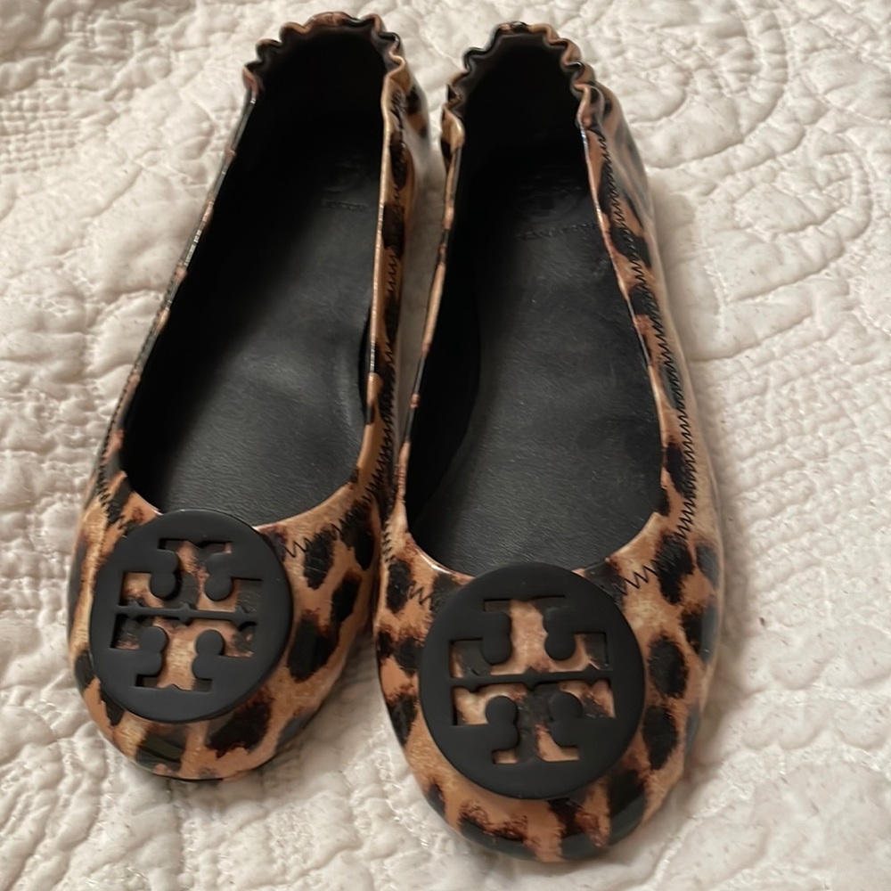 Tory Burch Minnie Travel Ballet Flats Size 6.5 Patent Leather Leopard. Run small